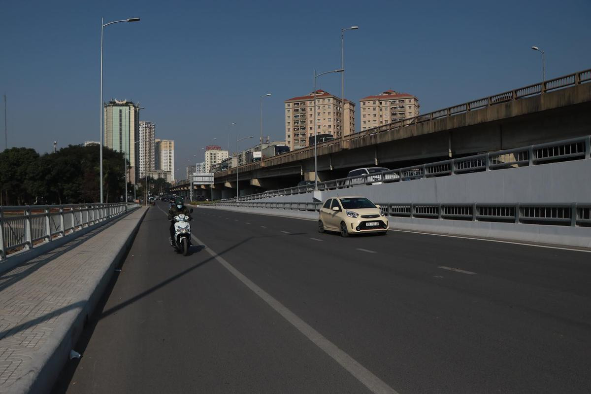 Cửa ngõ thủ đô Hà Nội ùn tắc, nhiều tuyến đường trung tâm vắng tanh trong ngày đầu tiên năm 2021 Ảnh 13