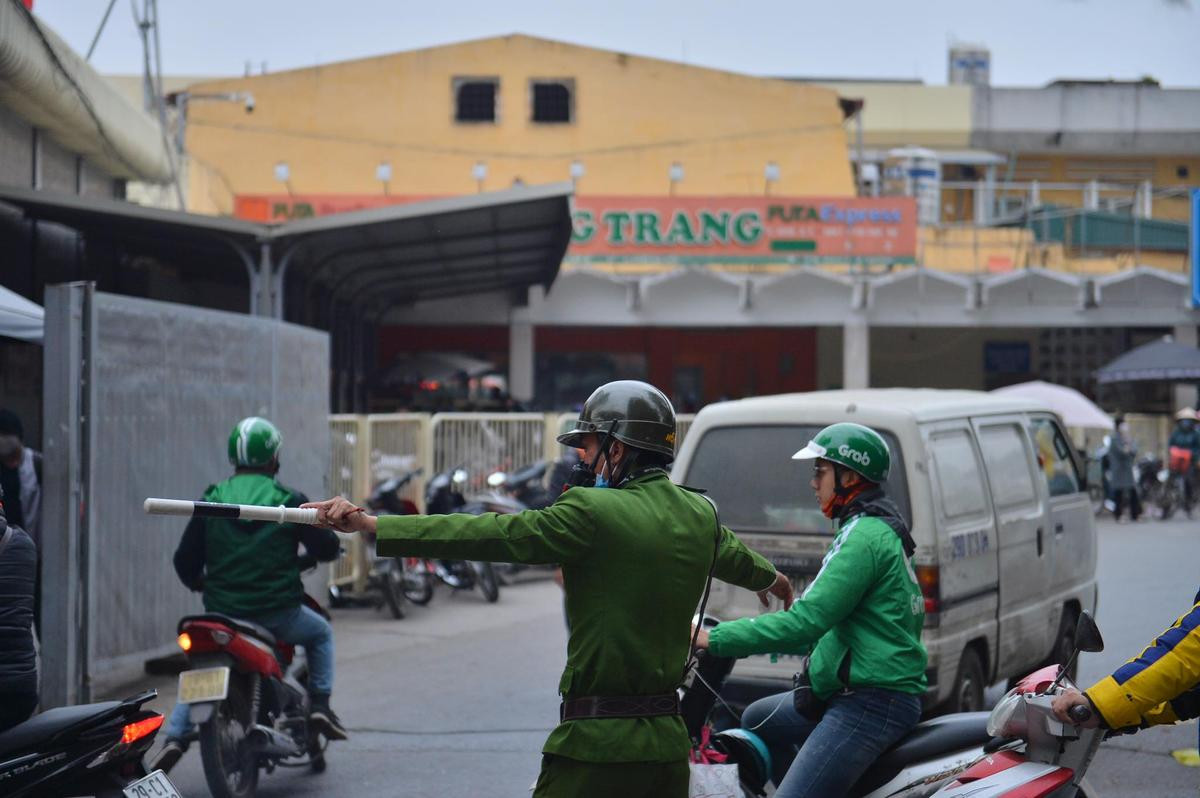 Chùm ảnh: Người dân lỉnh kỉnh đồ đạc trở về Hà Nội sau nghỉ Tết Dương lịch, cửa ngõ Thủ đô ùn ứ kéo dài Ảnh 14