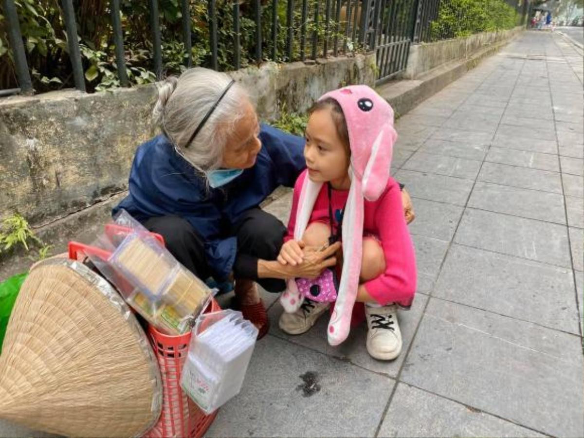 Dân mạng ngưỡng mộ khoảnh khắc con gái Đoan Trang sẵn sàng dùng tiền bỏ heo tặng người già Ảnh 2