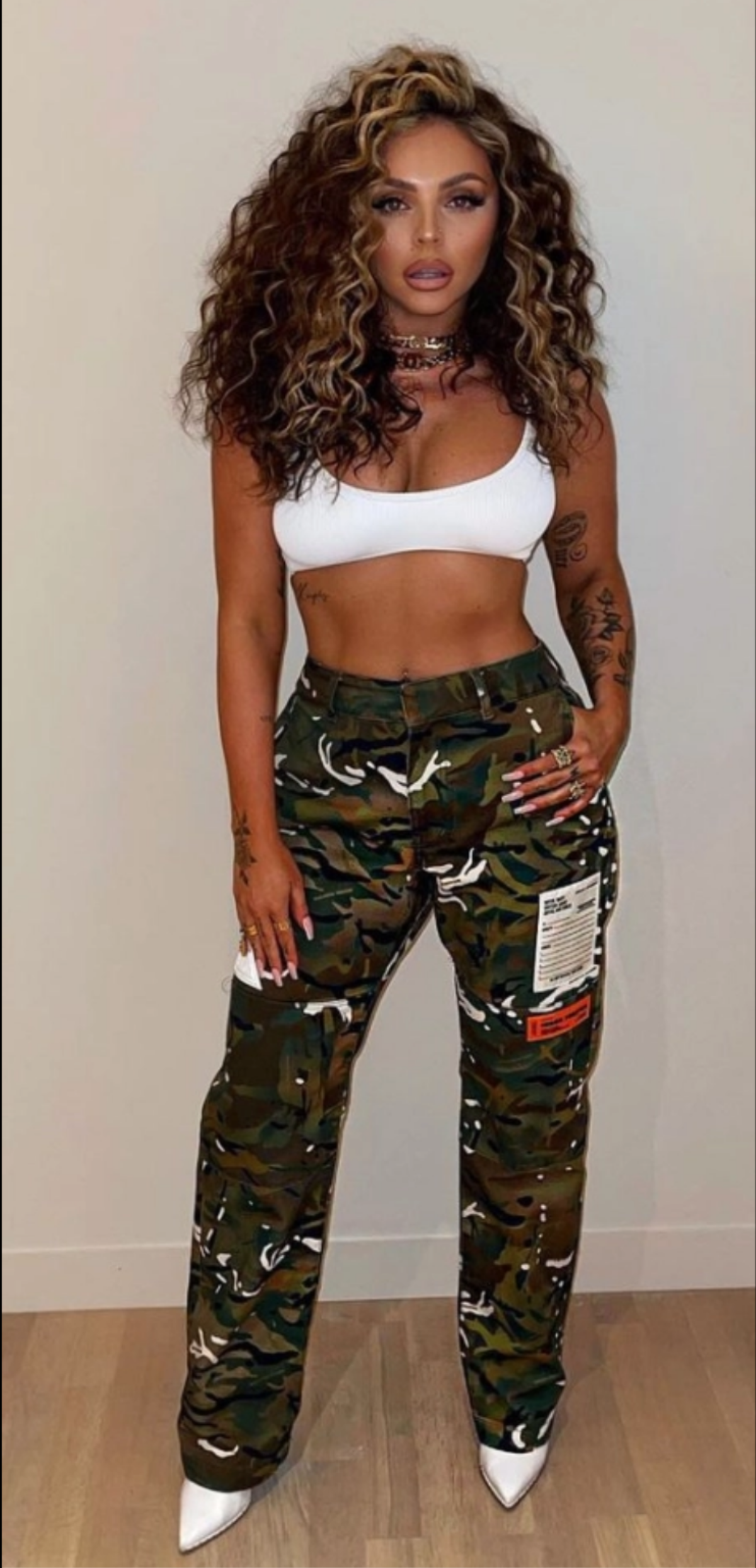 Jesy Nelson 'phá cách' với mái tóc xoăn hoang dại cùng cơ bụng săn chắc để đón mừng năm mới Ảnh 1