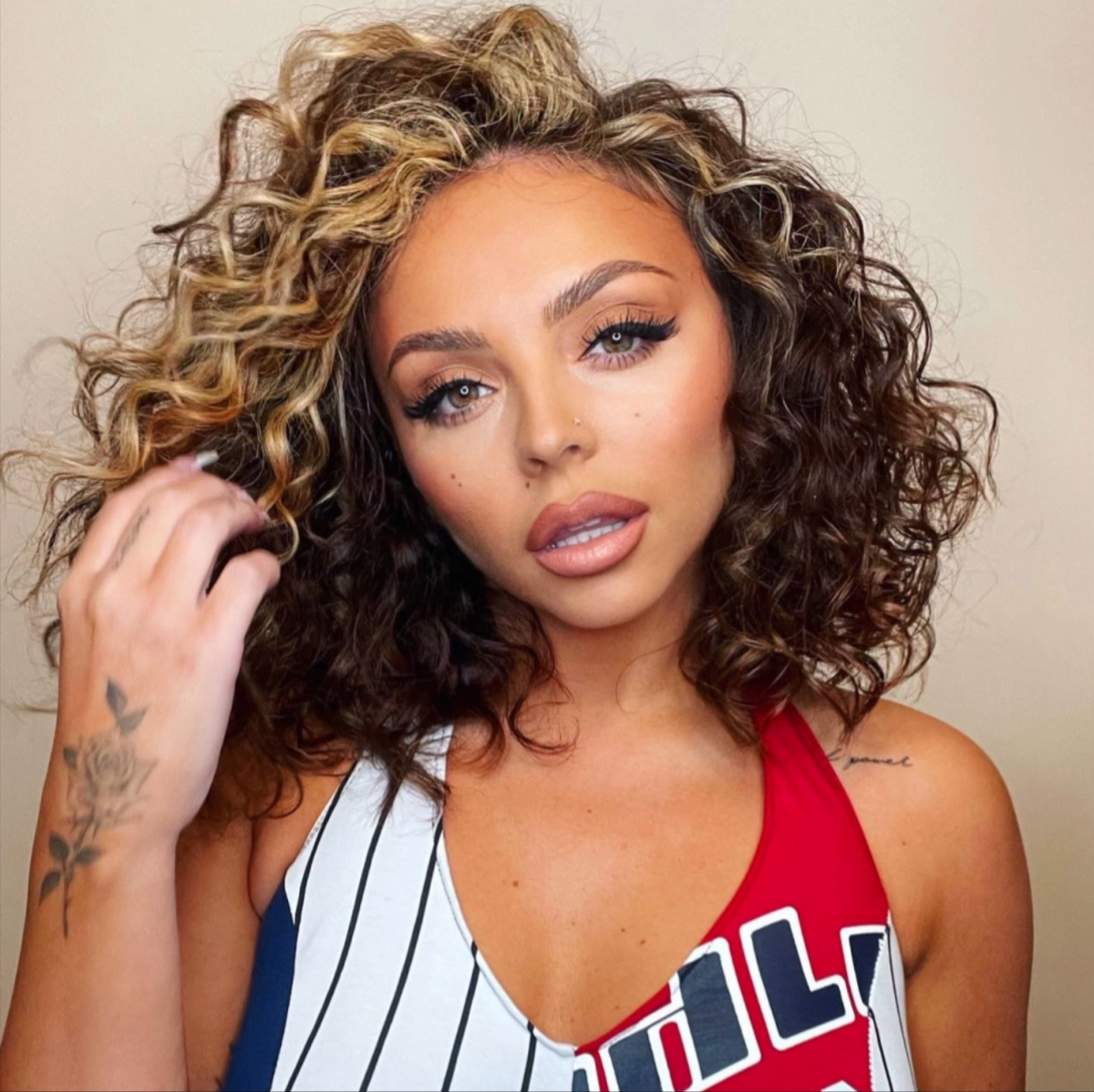 Jesy Nelson 'phá cách' với mái tóc xoăn hoang dại cùng cơ bụng săn chắc để đón mừng năm mới Ảnh 2