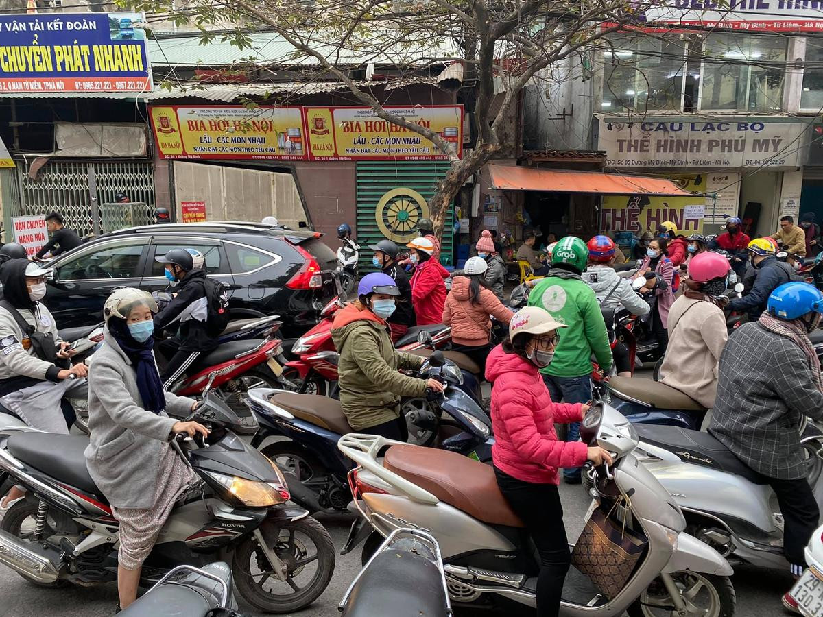 Ùn tắc kinh hoàng tại Hà Nội, nhiều người chôn chân hàng tiếng đồng hồ trên đường Ảnh 9