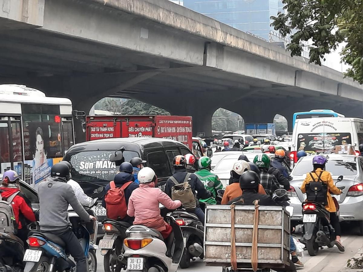 Ùn tắc kinh hoàng tại Hà Nội, nhiều người chôn chân hàng tiếng đồng hồ trên đường Ảnh 14