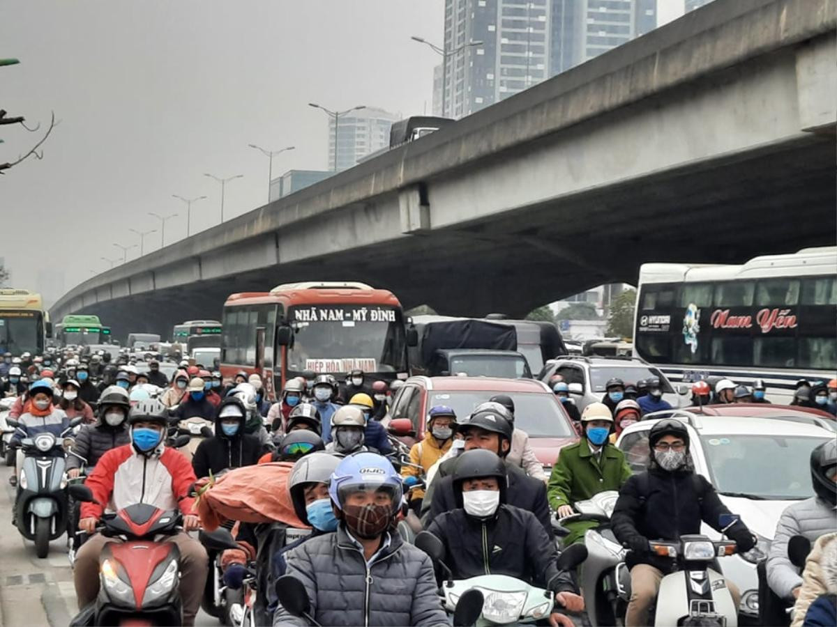 Ùn tắc kinh hoàng tại Hà Nội, nhiều người chôn chân hàng tiếng đồng hồ trên đường Ảnh 2