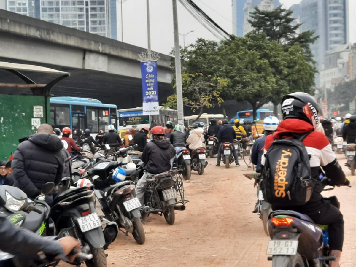 Ùn tắc kinh hoàng tại Hà Nội, nhiều người chôn chân hàng tiếng đồng hồ trên đường Ảnh 10