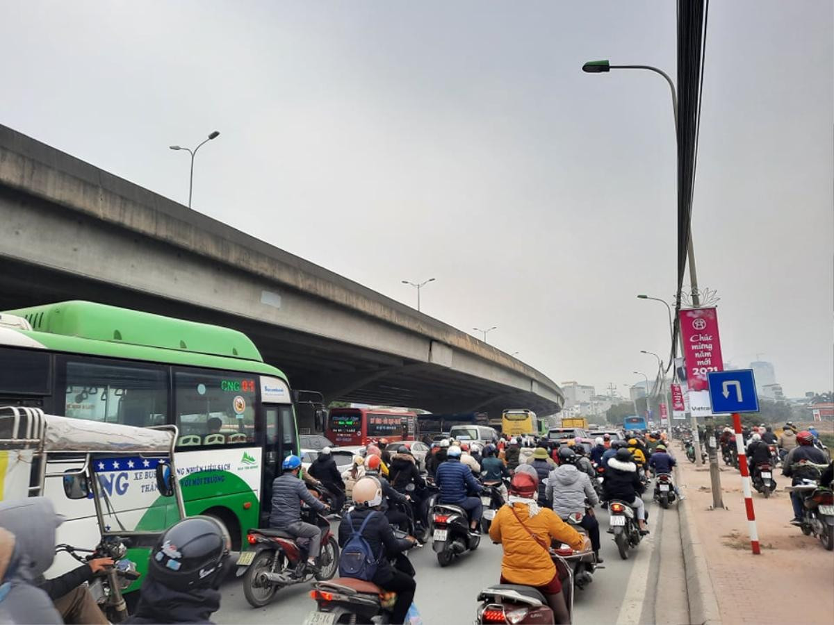 Ùn tắc kinh hoàng tại Hà Nội, nhiều người chôn chân hàng tiếng đồng hồ trên đường Ảnh 13