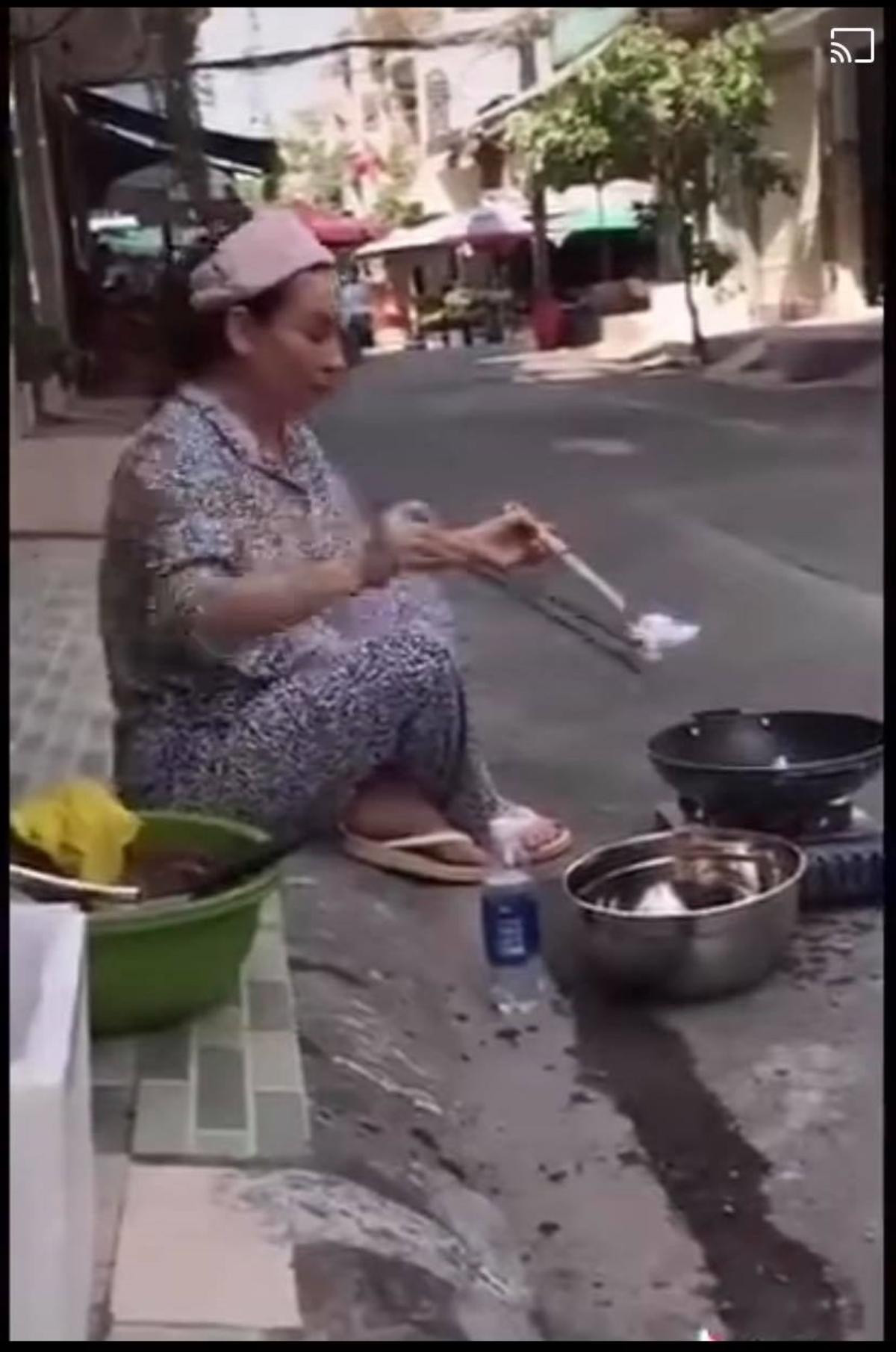 Phi Nhung tự tay làm đồ ăn cho người bán vé số, dân mạng tranh thủ 'cà khịa' Hương Giang vì lý do này... Ảnh 1