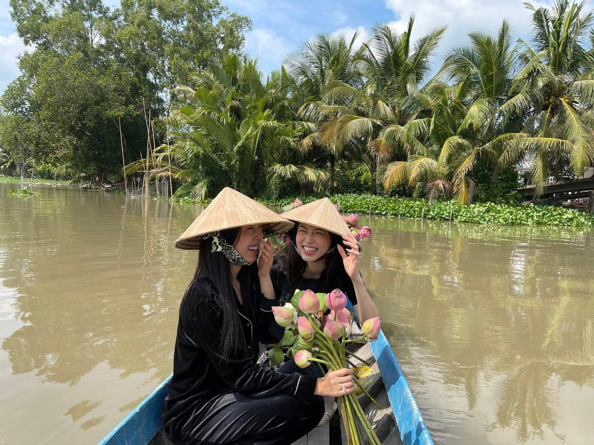 Á hậu Phương Nga chèo xuồng cùng Thuý An tất bật chuẩn bị đám cưới Ảnh 11