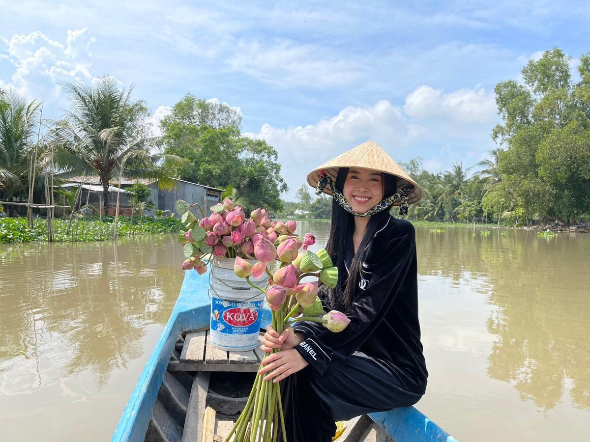 Á hậu Phương Nga chèo xuồng cùng Thuý An tất bật chuẩn bị đám cưới Ảnh 1