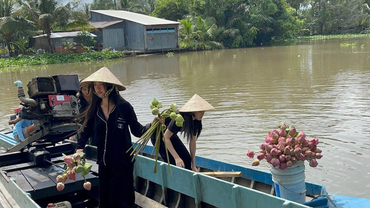 Á hậu Phương Nga chèo xuồng cùng Thuý An tất bật chuẩn bị đám cưới Ảnh 10