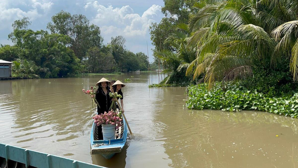 Á hậu Phương Nga chèo xuồng cùng Thuý An tất bật chuẩn bị đám cưới Ảnh 2