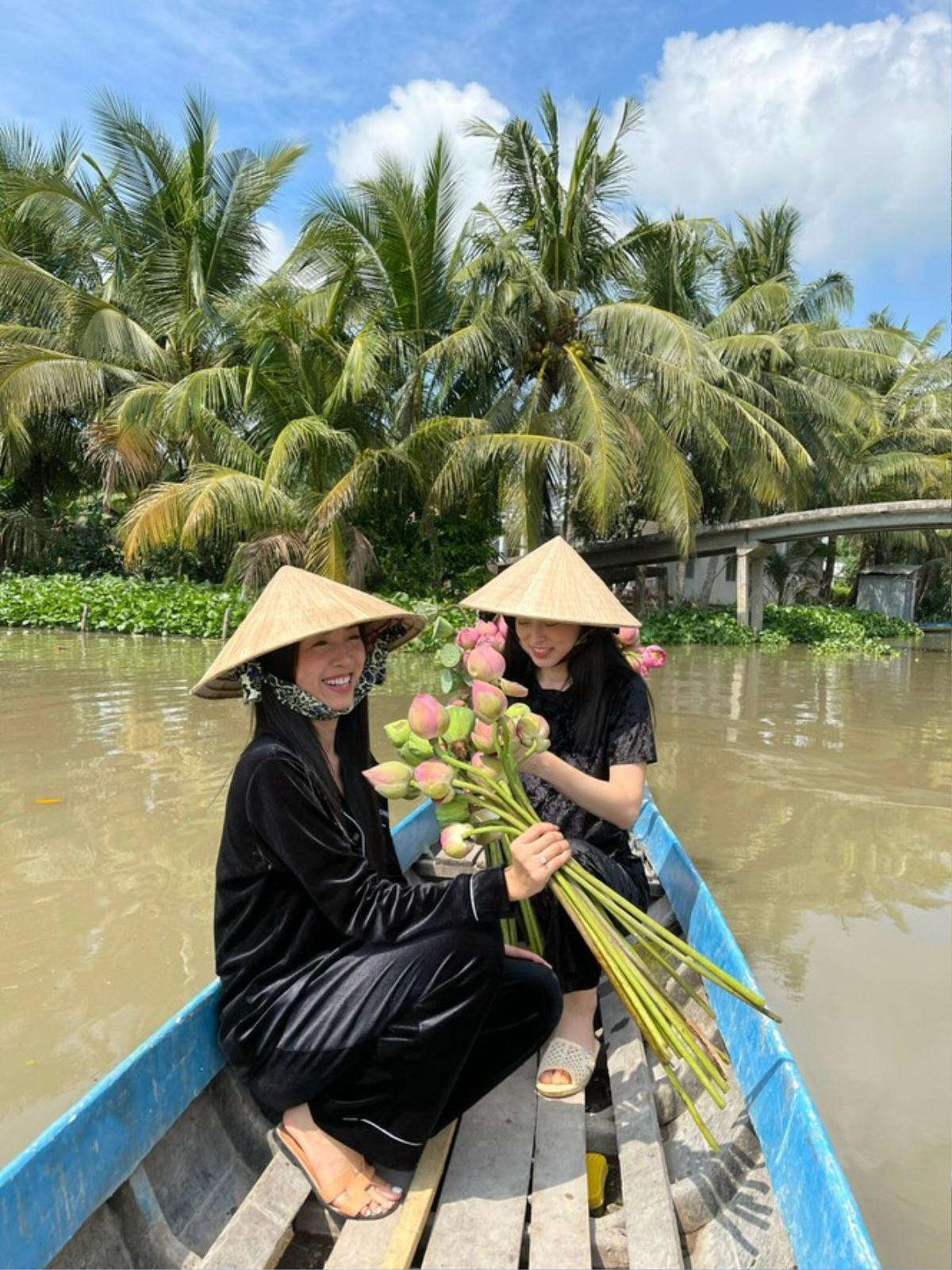 Thúy An lên xe hoa với sính lễ 'nặng trĩu vàng vòng', phù dâu Tiểu Vy - Phương Nga rạng rỡ diện áo bà ba Ảnh 8