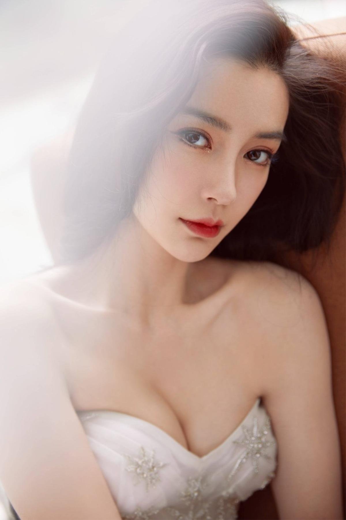 Hết làm soái tỷ, Angelababy diện bộ váy cưới khoe gò bồng đảo gợi cảm hút mắt Ảnh 2