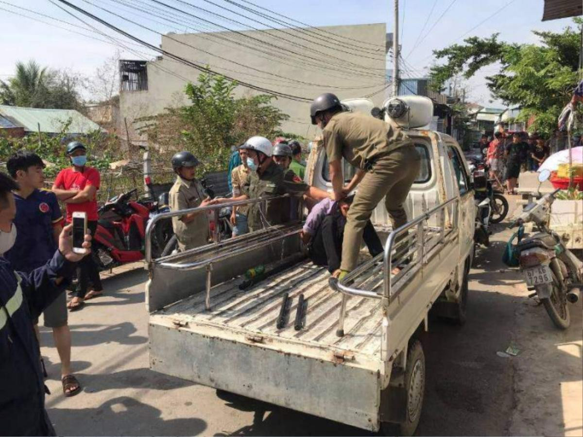 Khống chế thành công nam thanh niên ôm bình gas đòi tự sát vì mẹ không cho tiền đi chơi Ảnh 2