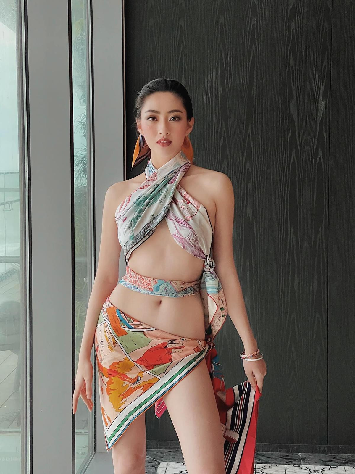 Khoe ảnh diện bikini, Lương Thùy Linh 'hớp hồn' fan bởi đôi chân 'cực phẩm', thắt eo con kiến Ảnh 2