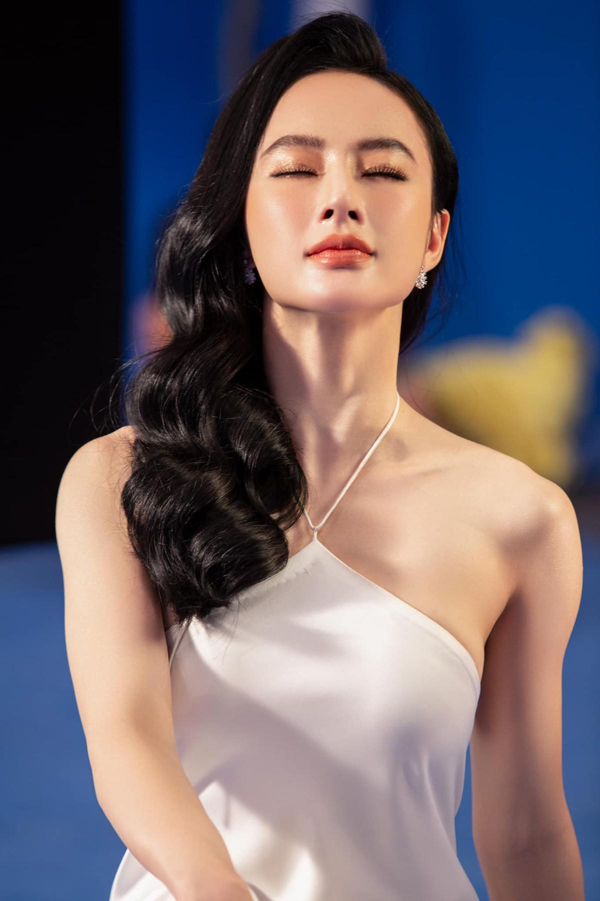 Angela Phương Trinh xinh như nữ thần, pose dáng khoe trọn tấm lưng, thả lơi 'cặp tuyết lê' gợi cảm Ảnh 1