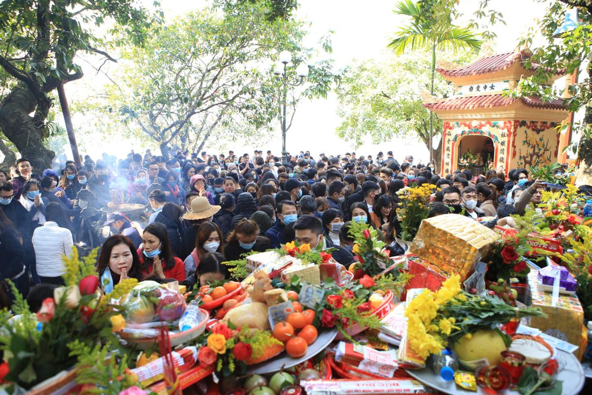 Hàng nghìn người chen chân đi lễ phủ Tây Hồ trong ngày mùng một tháng Chạp Ảnh 2