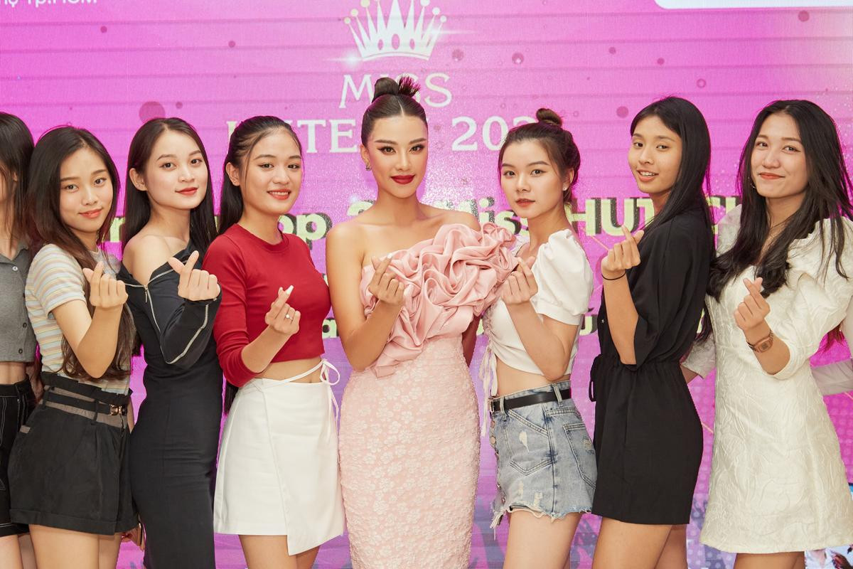 Á hậu Kim Duyên làm mentor huấn luyện catwalk cho thí sinh hoa khôi Ảnh 6