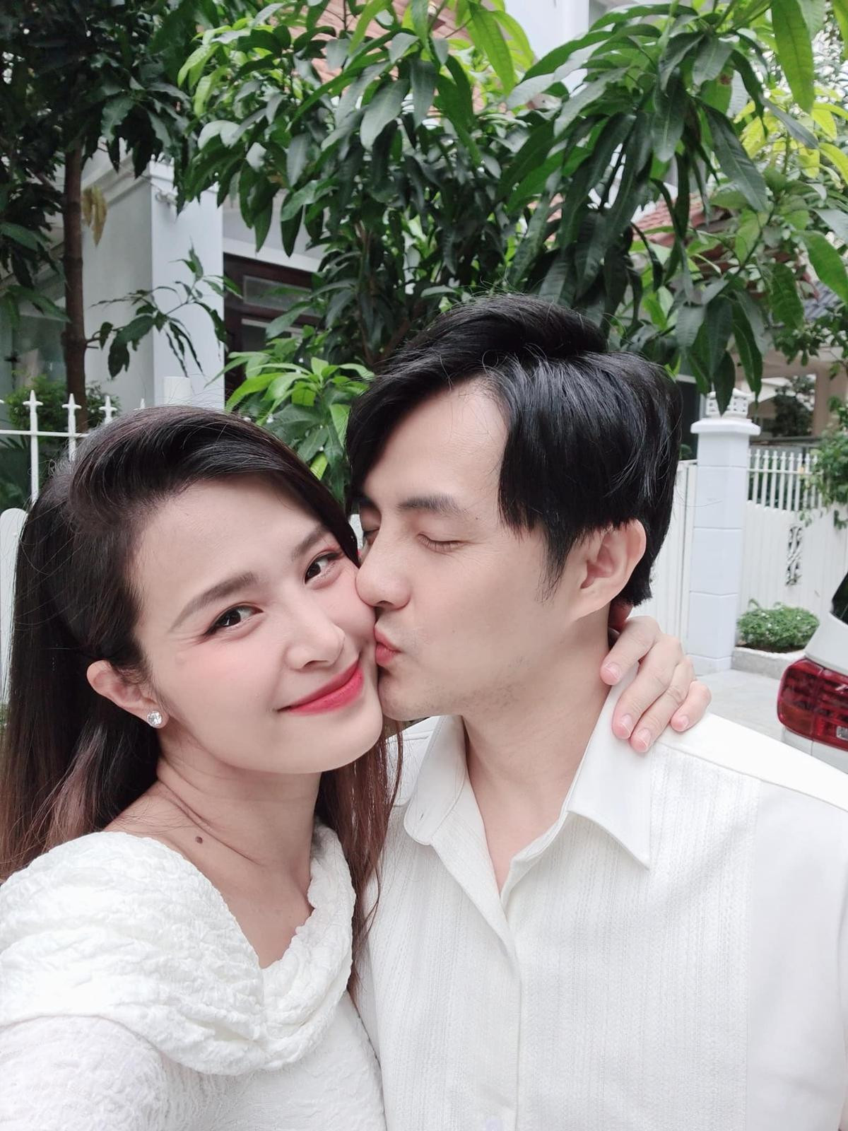 Đông Nhi 'lừa chồng' số 1, Mai Phương Thúy siết chặt tay Noo không rời trong tiệc sinh nhật Ông Cao Thắng Ảnh 3