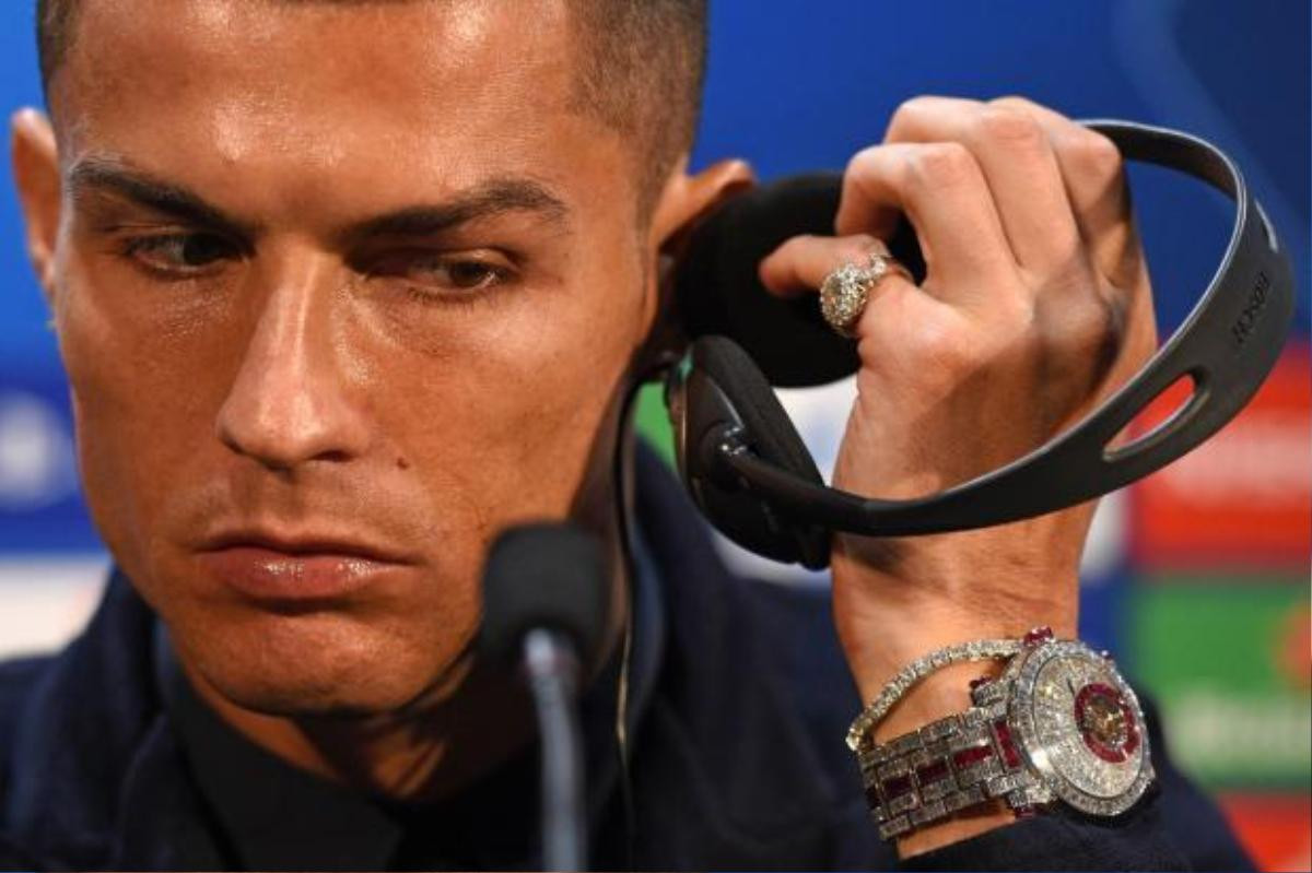 Choáng váng với trang sức kim cương đắt đỏ của C.Ronaldo và bạn gái nóng bỏng Ảnh 4