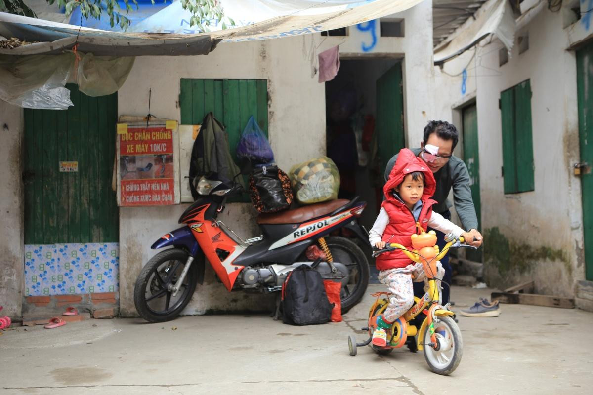 Cuộc đời người cha bên con gái rong ruổi bán bọc chân chống cùng 4 cái Tết không có quê hương Ảnh 2