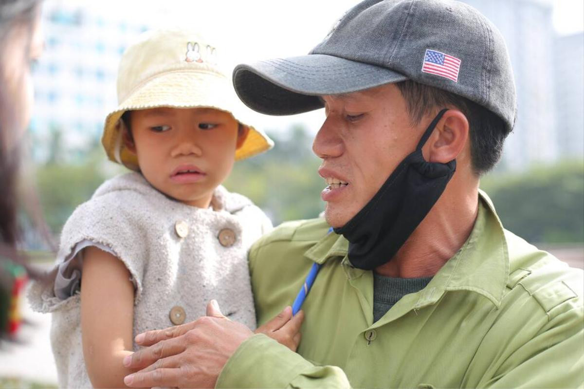 Cuộc đời người cha bên con gái rong ruổi bán bọc chân chống cùng 4 cái Tết không có quê hương Ảnh 5