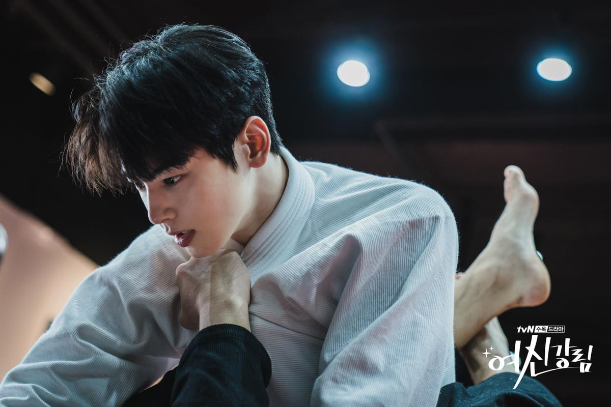 Knet bàn tán về diễn xuất của Cha Eunwoo trong 'True Beauty': Vẫn là nam thần 'mặt đơ' Ảnh 2