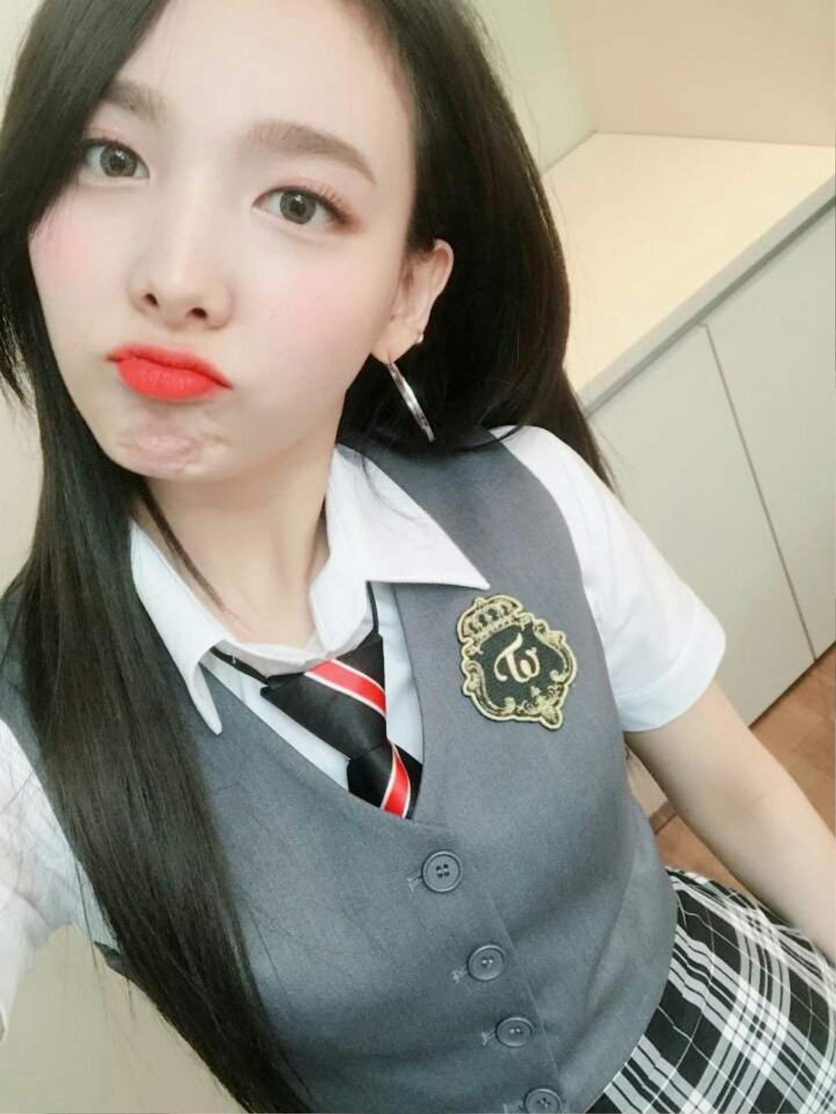 Chỉ thay đổi lông mày, Nayeon (Twice) lột xác từ dễ thương thành quyến rũ Ảnh 1