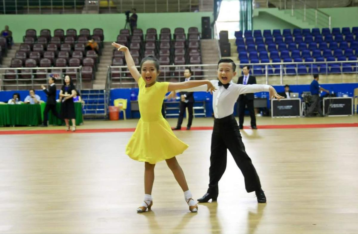 'Thần đồng Dancesport' Minh Kỳ: 'Trùm vũ đạo' đội BigDaddy, tự học hát, đam mê diễn xuất - làm mẫu nhí Ảnh 4