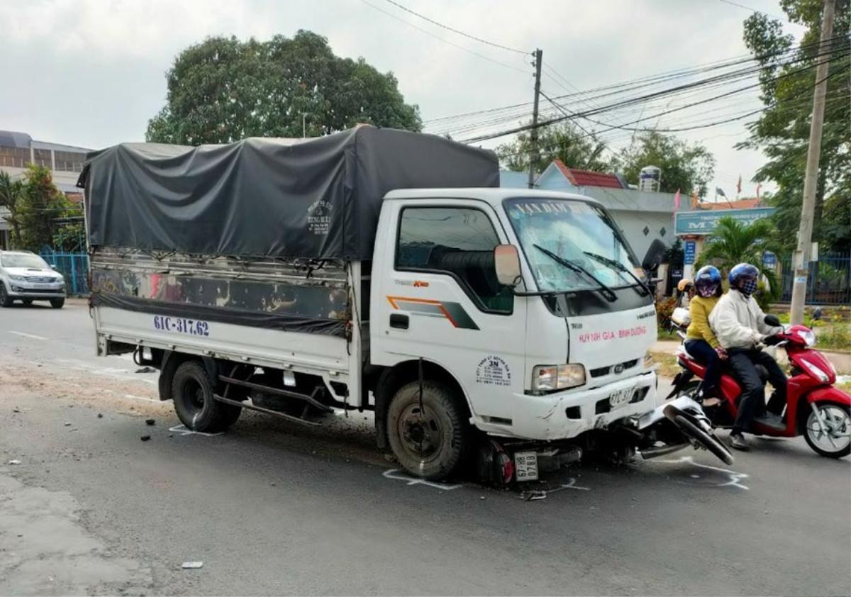 Ngủ gật trong lúc điều khiển, tài xế ô tô tải tông vào hàng loạt học sinh đang trên đường đi học Ảnh 1