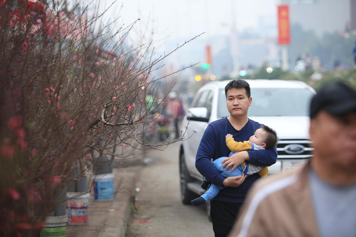 Tiểu thương vào tận vườn trả giá cao, nhiều người dân làng Nhật Tân 'hốt bạc' khi có đào bán trước Tết Ảnh 9