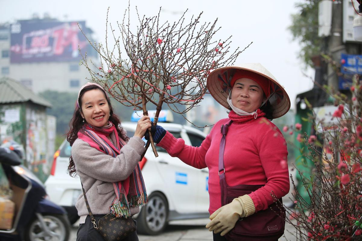 Tiểu thương vào tận vườn trả giá cao, nhiều người dân làng Nhật Tân 'hốt bạc' khi có đào bán trước Tết Ảnh 10