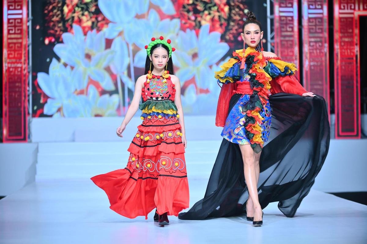 Võ Hoàng Yến thần thái ngút ngàn sải bước cùng mẫu nhí trên sàn catwalk Ảnh 1