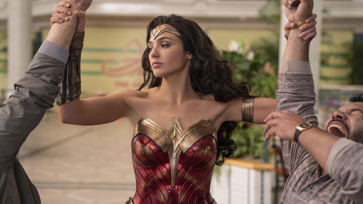 Những điều siêu thú vị xoay quanh bộ đồ của Wonder Woman Gal Gadot Ảnh 1