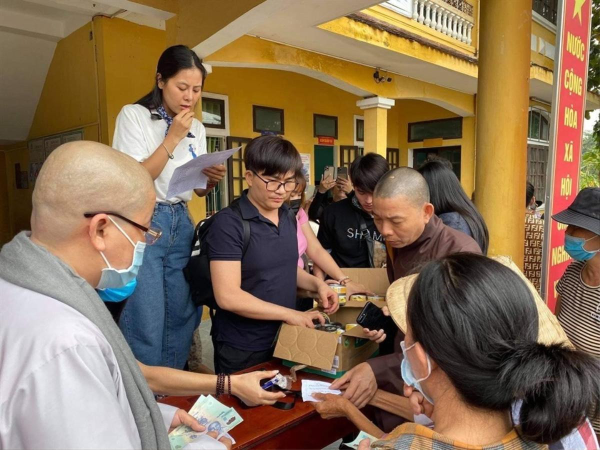 Thủy Tiên - Hoài Linh - Mỹ Tâm - Lý Hải - Đại Nghĩa được ngưỡng mộ vì làm từ thiện tận tụy, hết lòng Ảnh 5