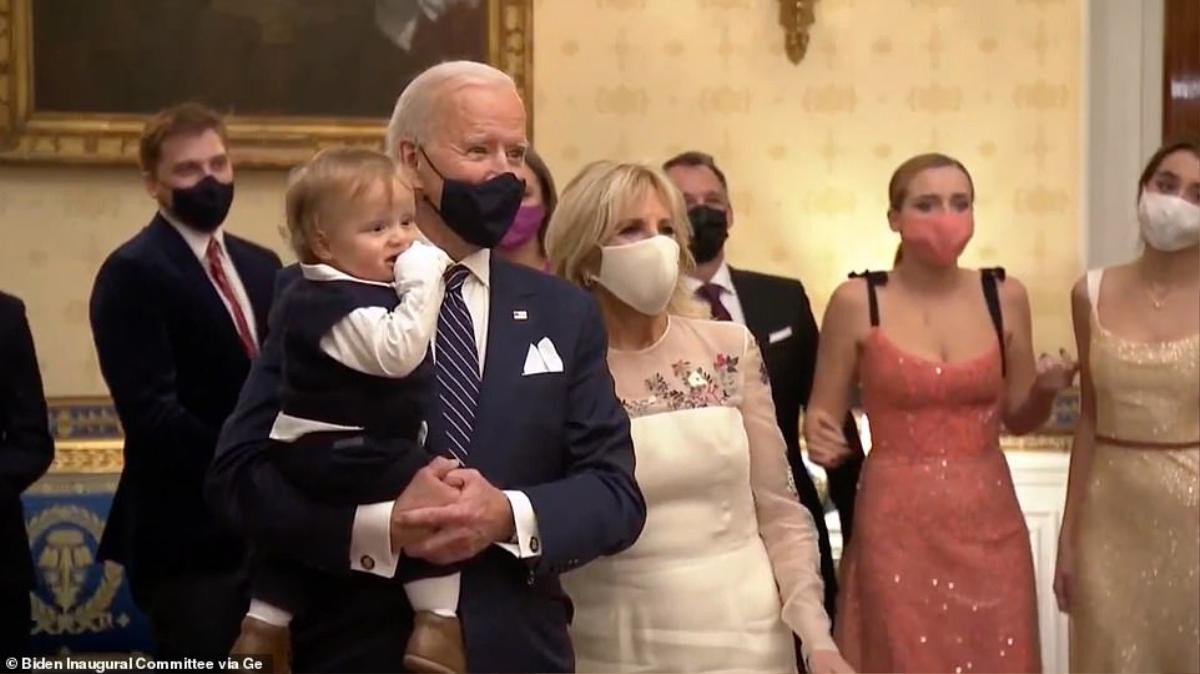 Clip: Tổng thống Joe Biden bế cháu trai nhảy theo nhạc tại Nhà Trắng Ảnh 1