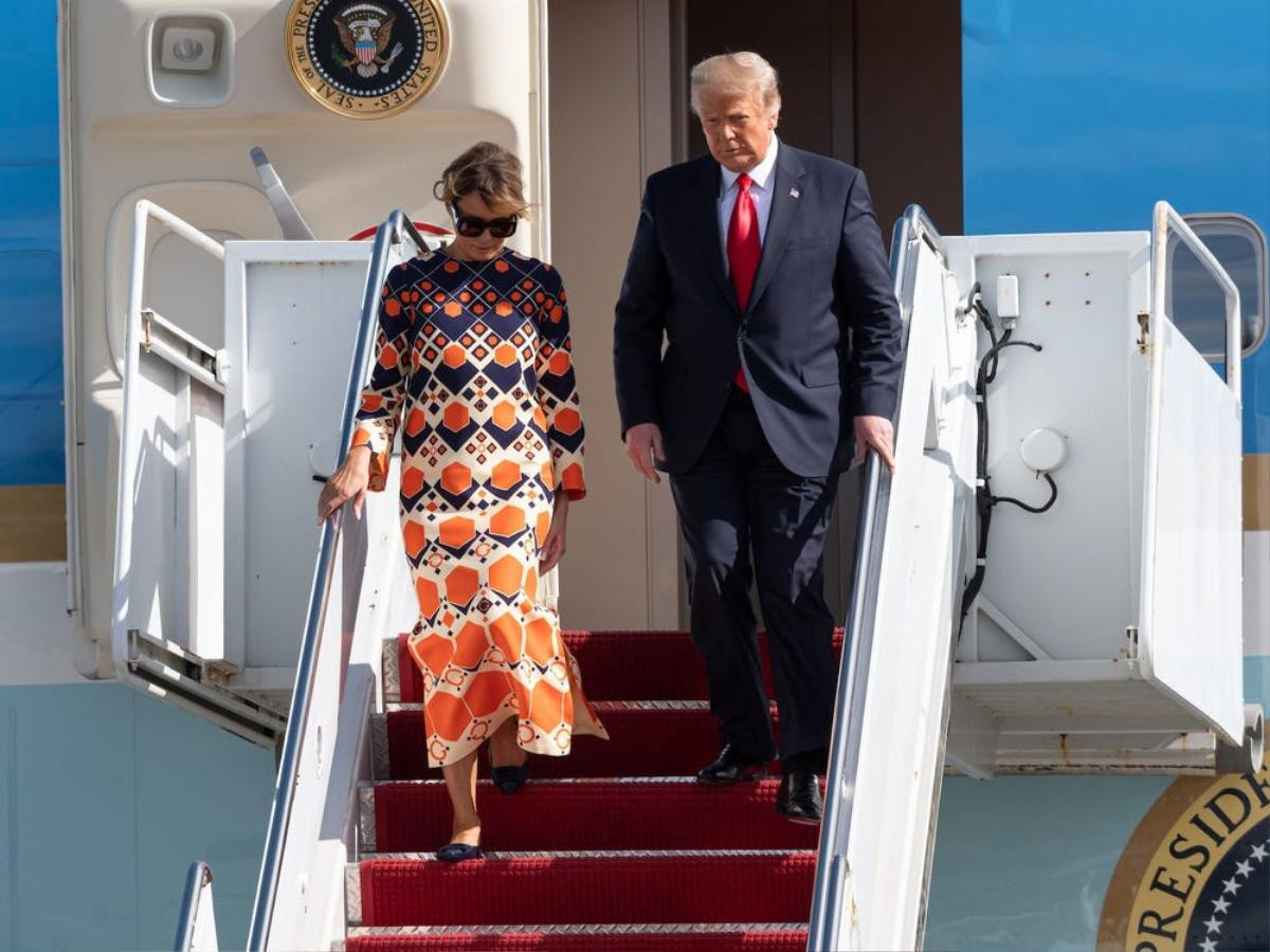 Rời Nhà Trắng, bà Melania Trump tươi trẻ trong chiếc váy cam của Gucci Ảnh 3