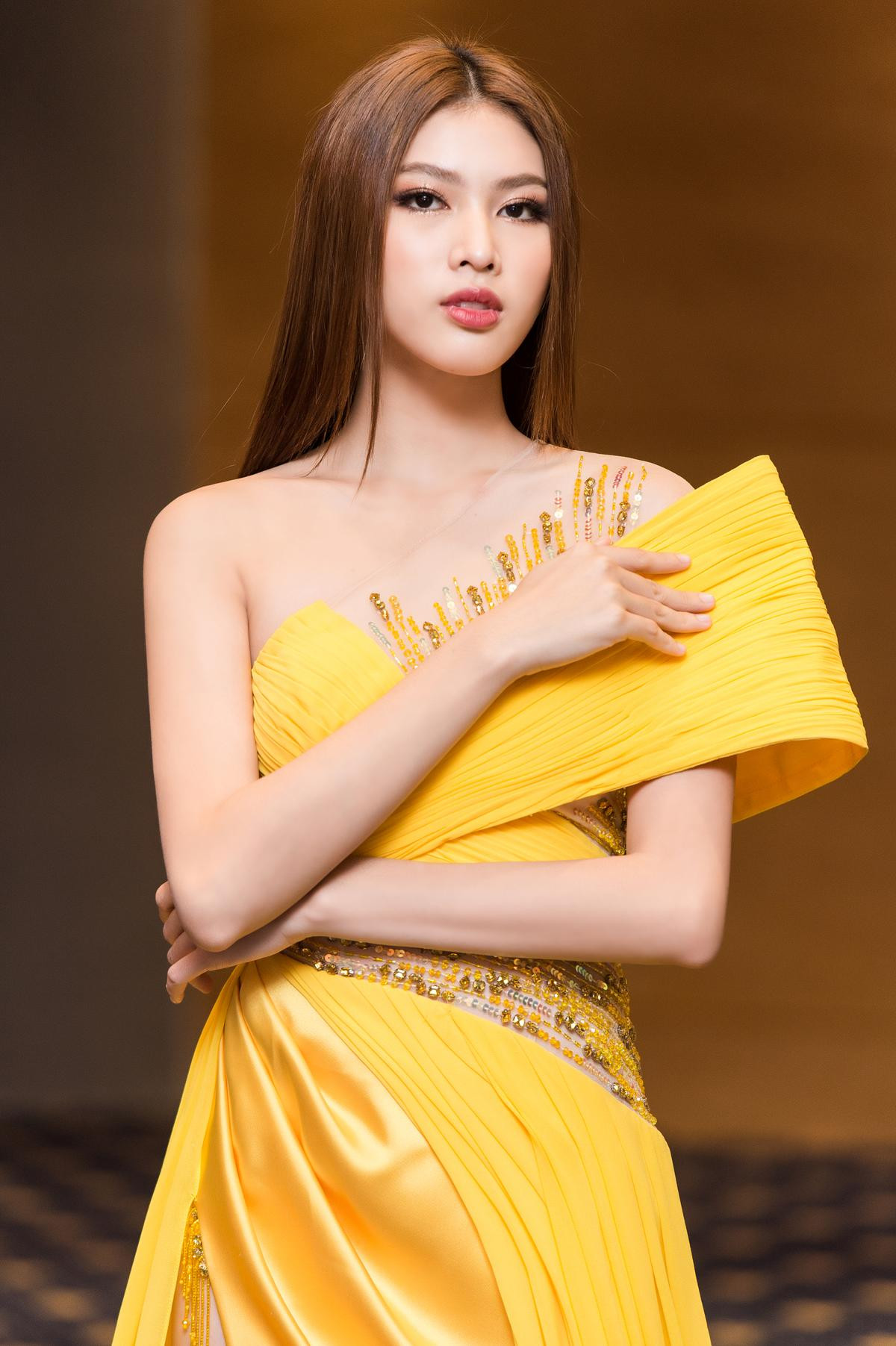 Á hậu Ngọc Thảo khiến fan phấn khích vì 'nét Miss Grand' trong chiếc váy xẻ cao tuyệt mỹ Ảnh 9