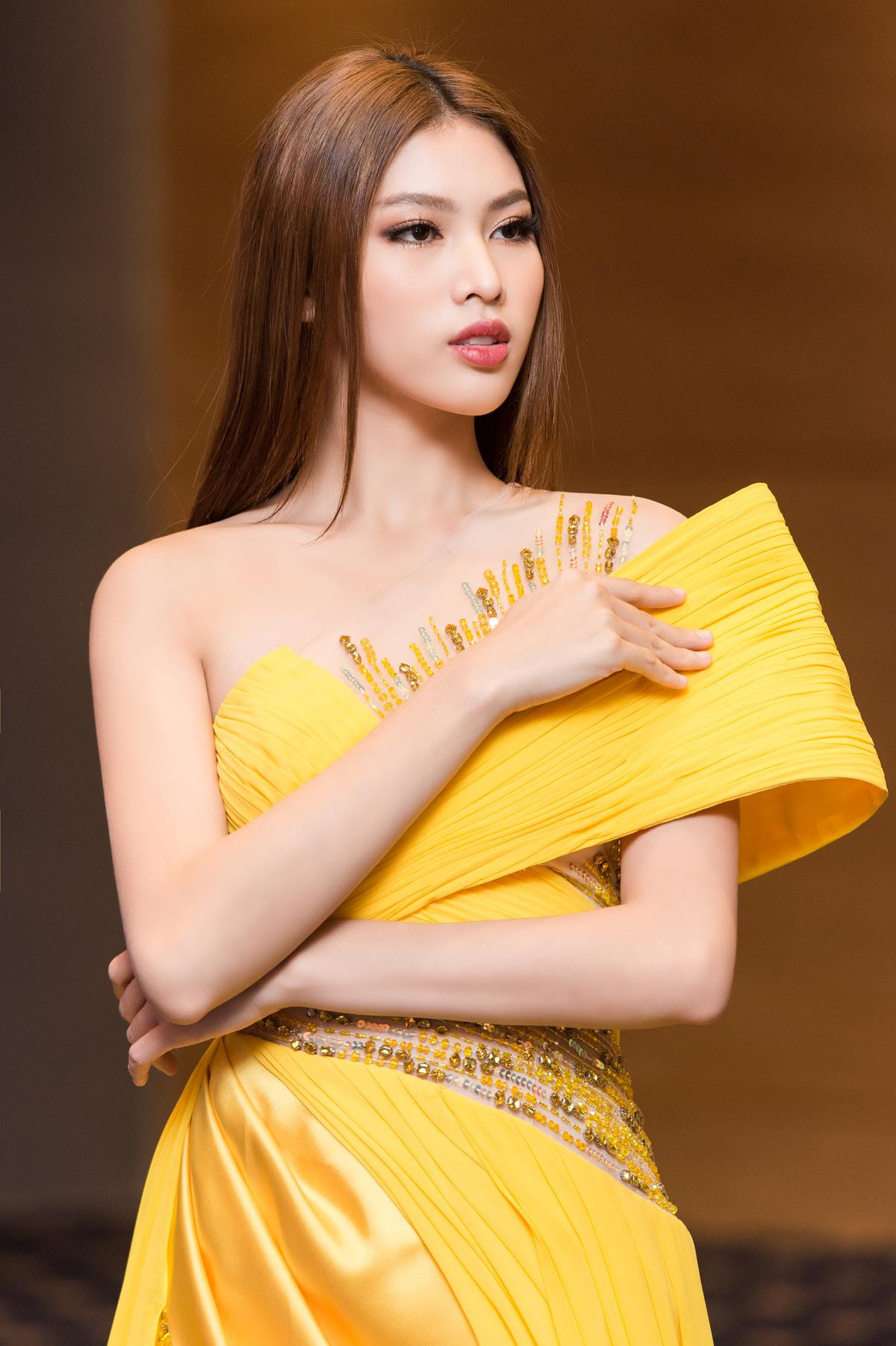 Á hậu Ngọc Thảo khiến fan phấn khích vì 'nét Miss Grand' trong chiếc váy xẻ cao tuyệt mỹ Ảnh 2