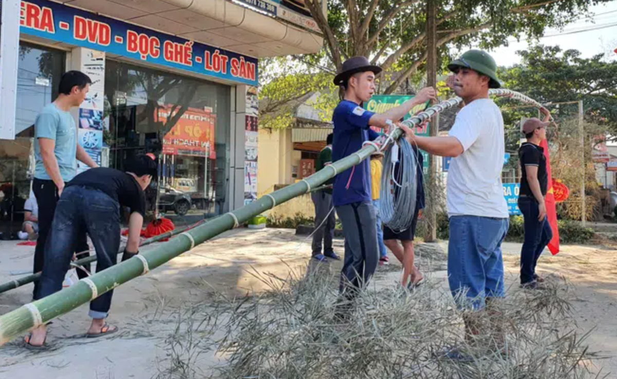 Dựng cây nêu, 3 thanh niên bị điện giật thương vong Ảnh 1