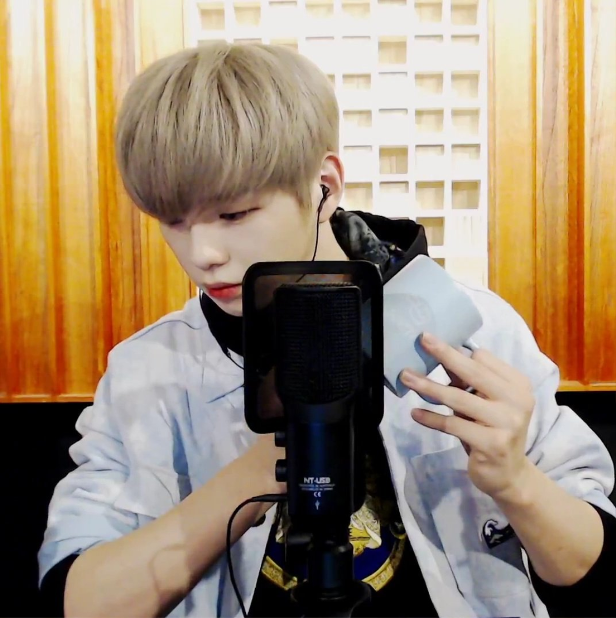 Bị fan 'nắm thóp', Kang Daniel 'hoảng loạn' lỡ spoil luôn tên ca khúc comeback trên sóng livestream Ảnh 3