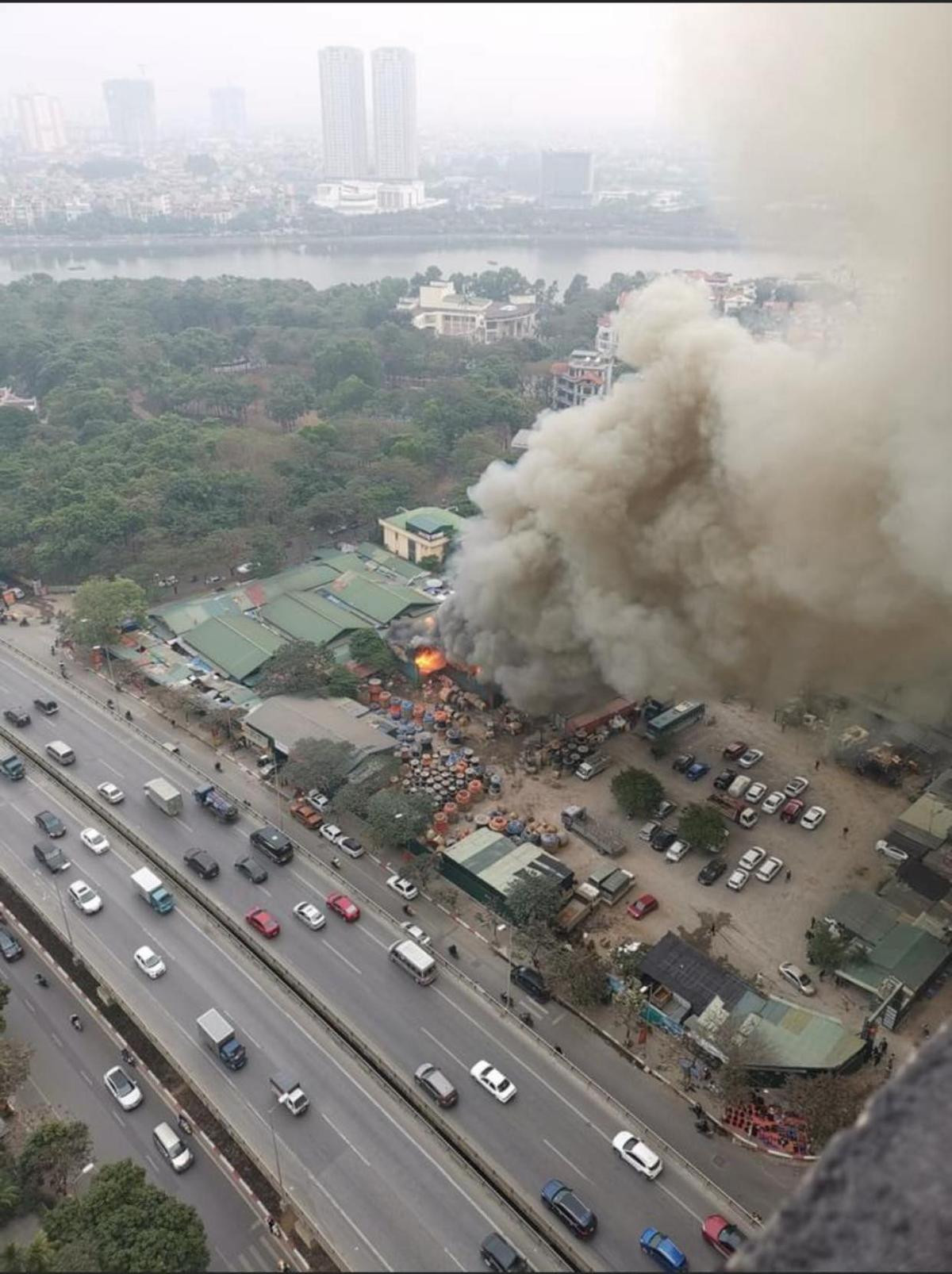 Cháy lớn kho cáp điện, dầu phế thải sát chợ Xanh Linh Đàm, hàng chục tiểu thương dập lửa cứu hàng hoá Ảnh 1