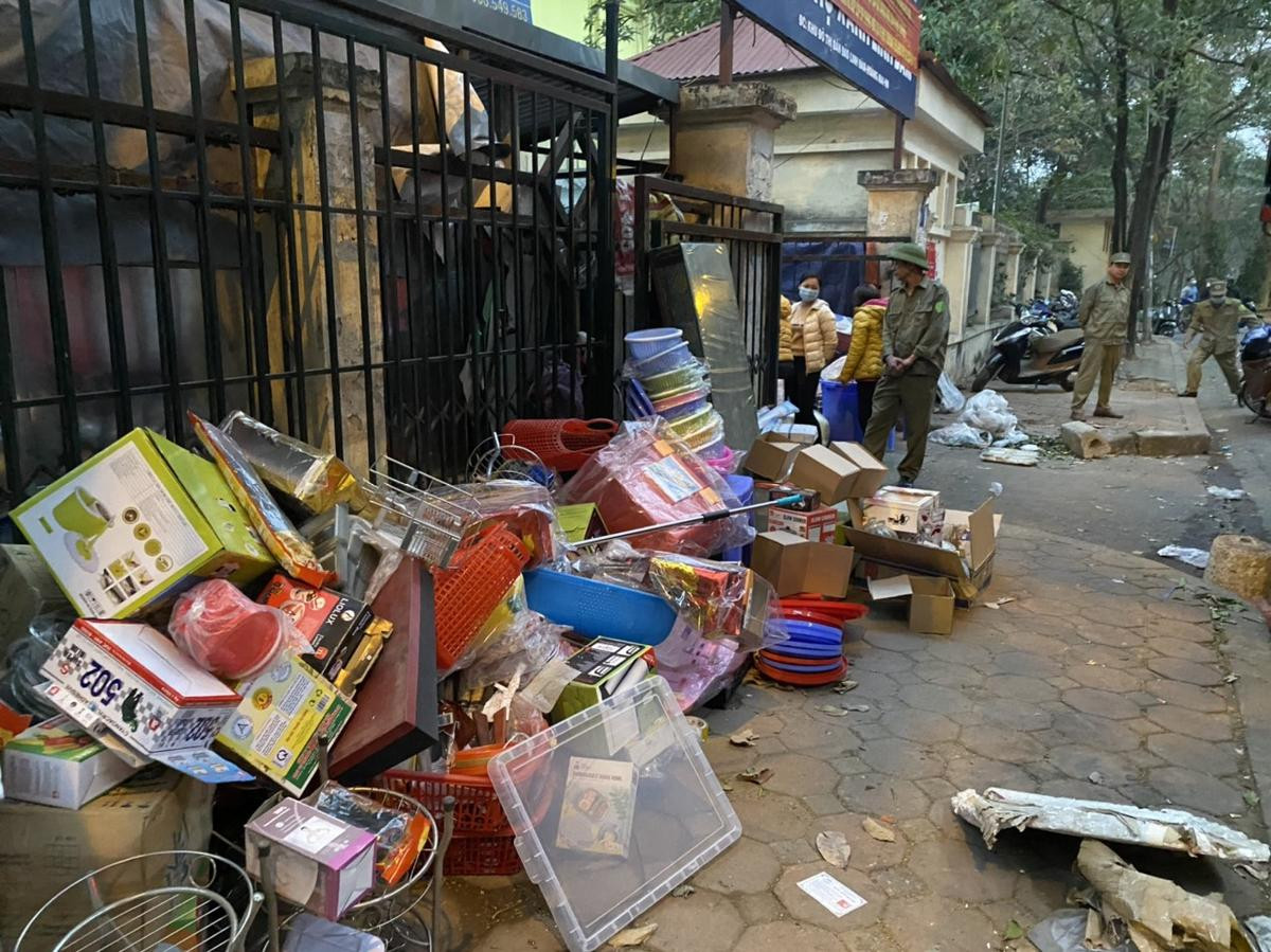 Cháy lớn kho cáp điện, dầu phế thải sát chợ Xanh Linh Đàm, hàng chục tiểu thương dập lửa cứu hàng hoá Ảnh 9