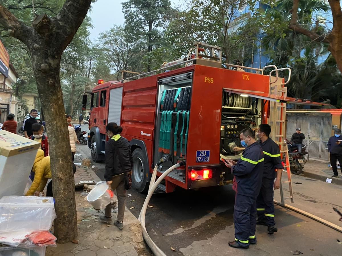 Cháy lớn kho cáp điện, dầu phế thải sát chợ Xanh Linh Đàm, hàng chục tiểu thương dập lửa cứu hàng hoá Ảnh 5