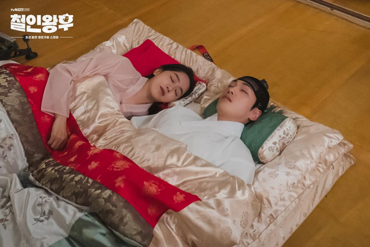 Tập 15 'Mr Queen': Shin Hye Sun ăn mặc thiếu vải đến phòng Kim Jung Hyun, lại cảnh giường chiếu mặn nồng? Ảnh 2