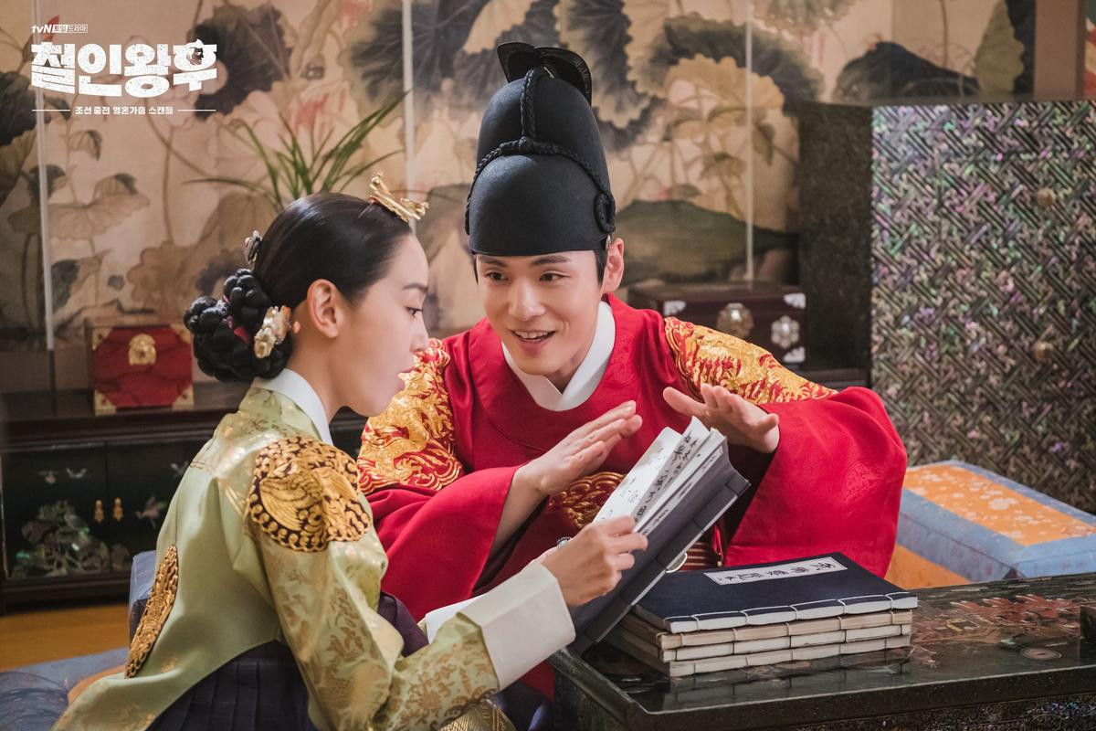 Tập 15 'Mr Queen': Shin Hye Sun ăn mặc thiếu vải đến phòng Kim Jung Hyun, lại cảnh giường chiếu mặn nồng? Ảnh 7