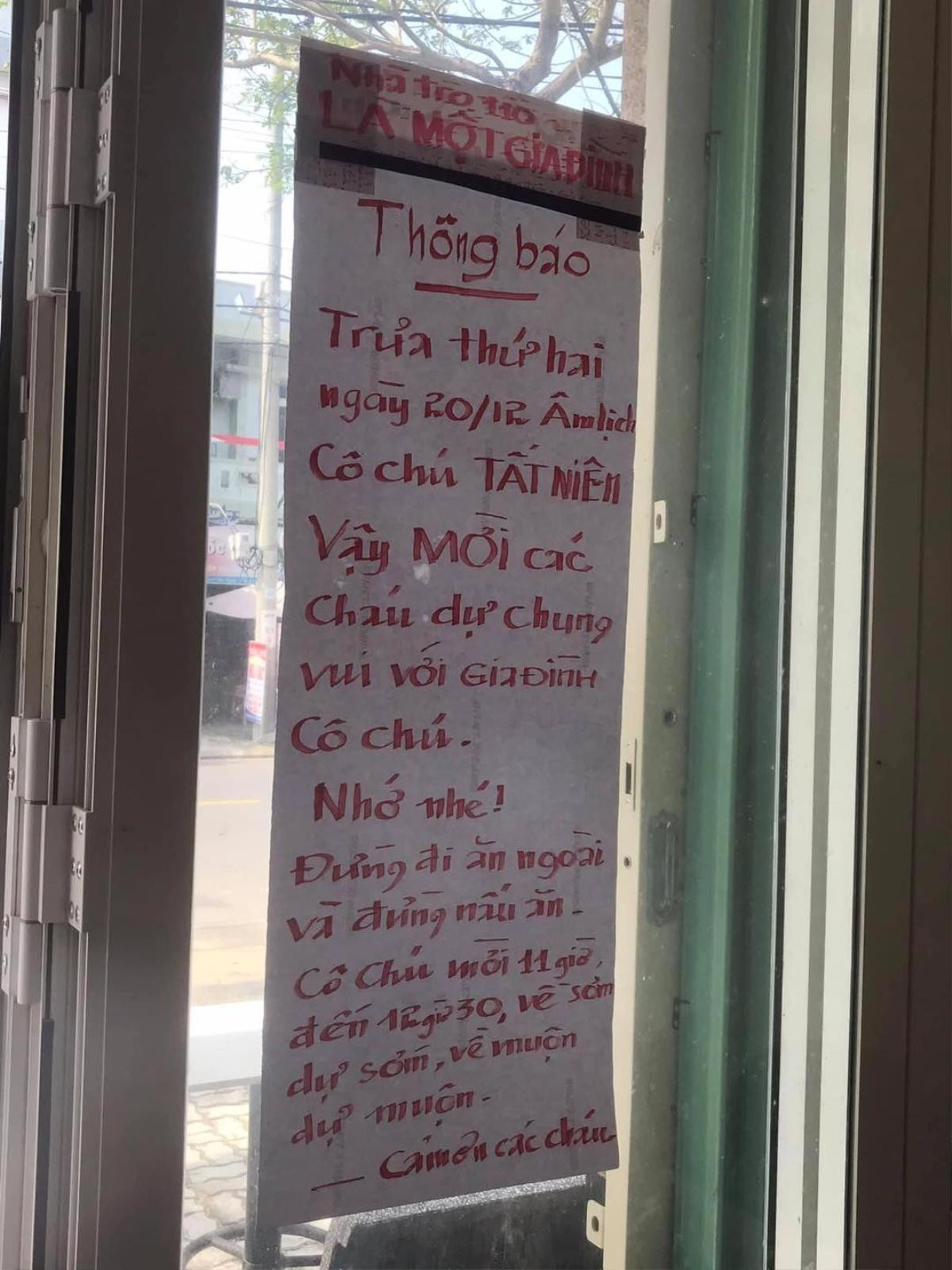 Tấm bảng mời tiệc Tất niên của cô chú chủ trọ khiến bao cô cậu sinh viên ấm lòng Ảnh 1