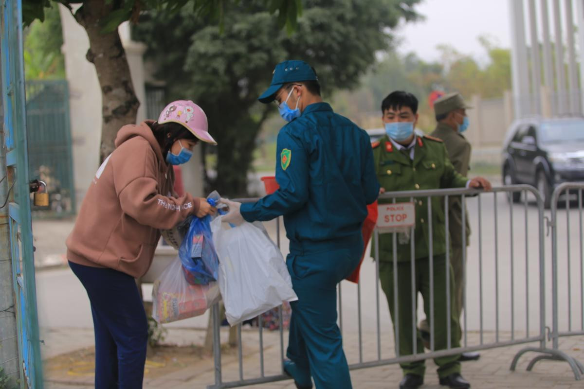 Hàng chục học sinh lớp 3 phải cách ly sau khi bạn học nhiễm COVID-1, phụ huynh xót ruột đến tiếp tế Ảnh 4