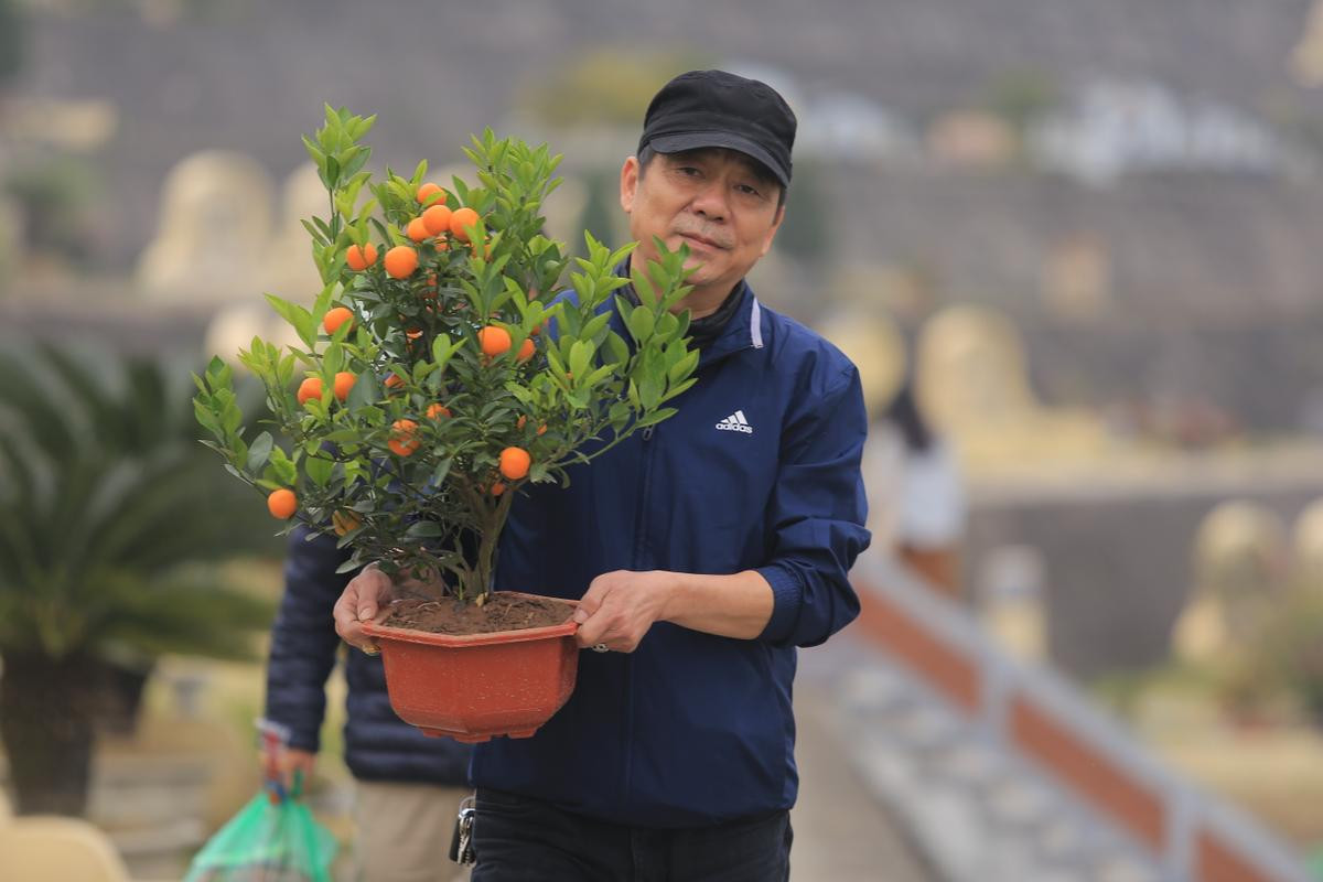 Sợ 'tắc đường' vì dịch COVID-19, người Hà Nội mang đào quất lên Hòa Bình tảo mộ, mời gia tiên về ăn Tết Ảnh 2