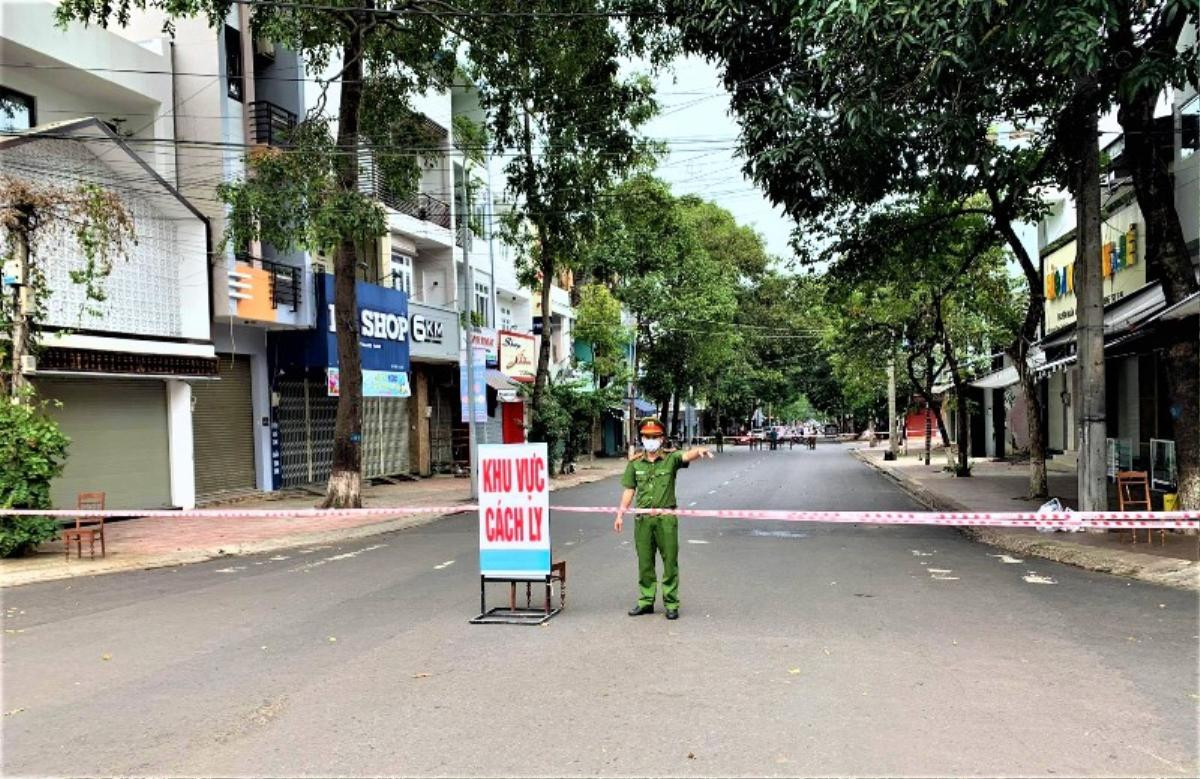 Bộ trưởng Bộ Y tế: 'Có thể tính đến giãn cách xã hội một số khu vực của Hà Nội' Ảnh 1